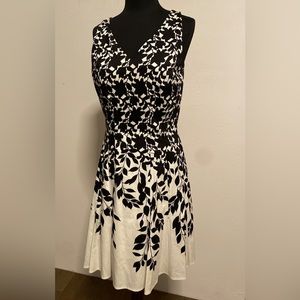 Black and White Dress WITH POCKETS! Size 8